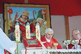 El Papa Benedicto XVI celebrando una Misa
