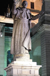 Estatua de Juan Pablo II, junto a la Catedral de Madrid